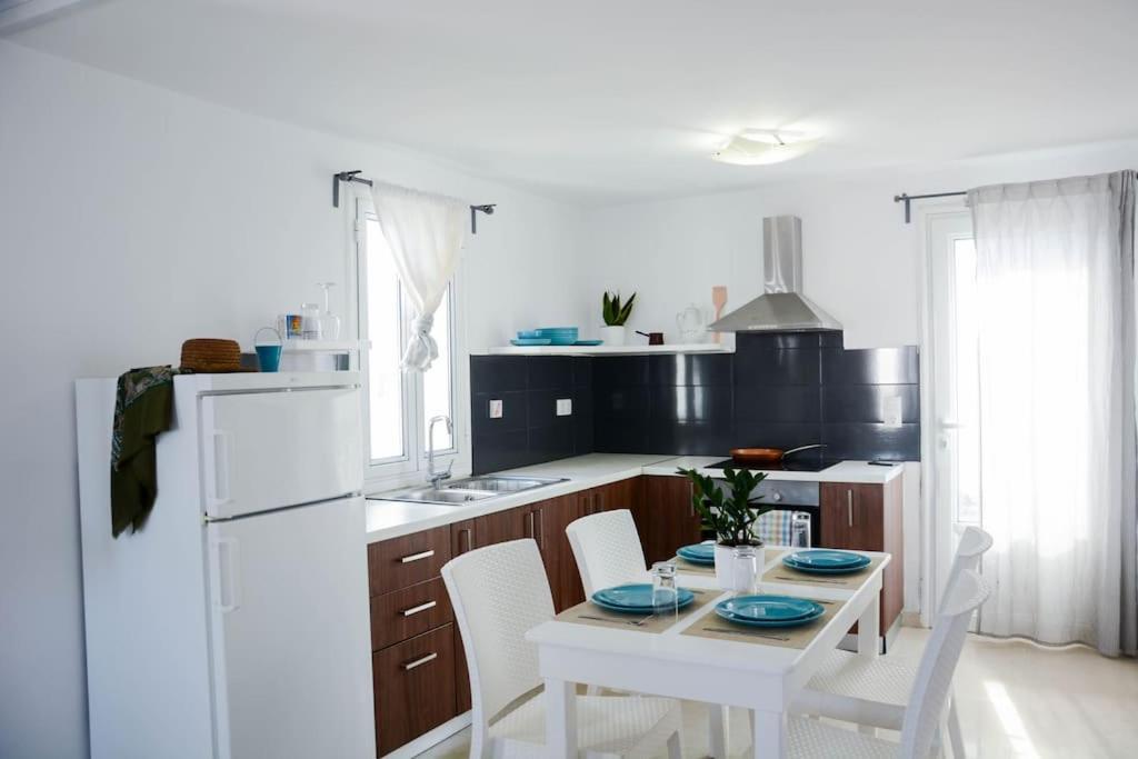 White Wave Villa, 3Min Walk From Beach Kamari  Bagian luar foto